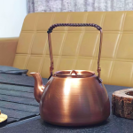 Vintage-Wasserkessel aus rotem Kupfer
