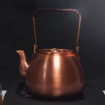 Vintage-Wasserkessel aus rotem Kupfer