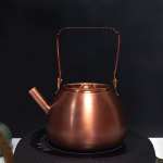 Vintage-Wasserkessel aus rotem Kupfer