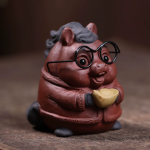 Yixing-Teetier Schwein aus Yixing-Ton — Rotbraun