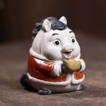 Yixing-Teetier Schwein aus Yixing-Ton — Weiß und Rot