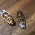 Zikaden-Teetier aus Yixing-Ton mit Goldakzenten