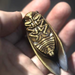 Zikaden-Teetier aus Yixing-Ton mit Goldakzenten