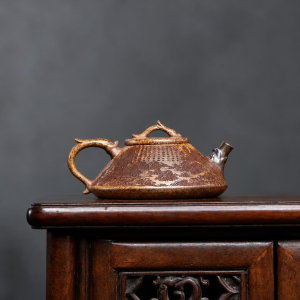 Zisha-Teekanne aus Yixing-Ton mit Berglandschaft