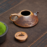 Zisha-Teekanne aus Yixing-Ton mit Berglandschaft