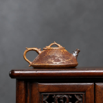 Zisha-Teekanne aus Yixing-Ton mit Berglandschaft