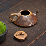 Zisha-Teekanne aus Yixing-Ton mit Berglandschaft